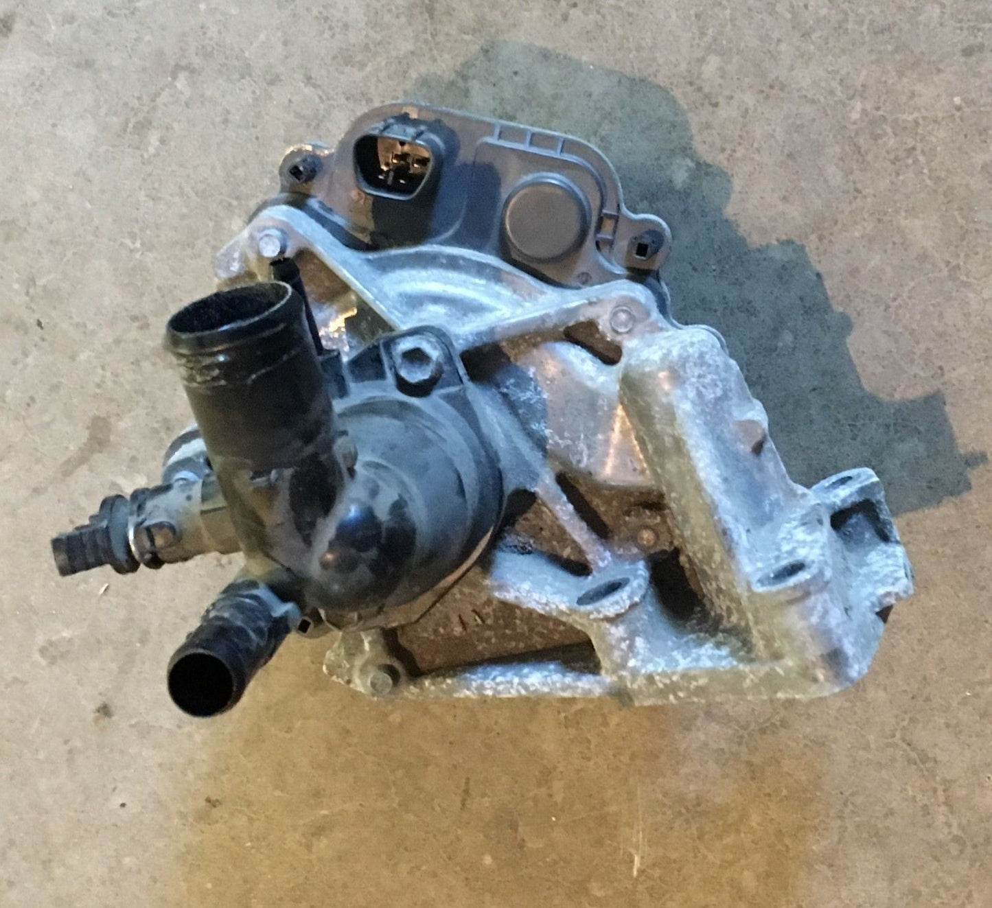 2012-2014 Toyota Prius C 1.5L Water Pump W/ Coolant Thermostat Housing.